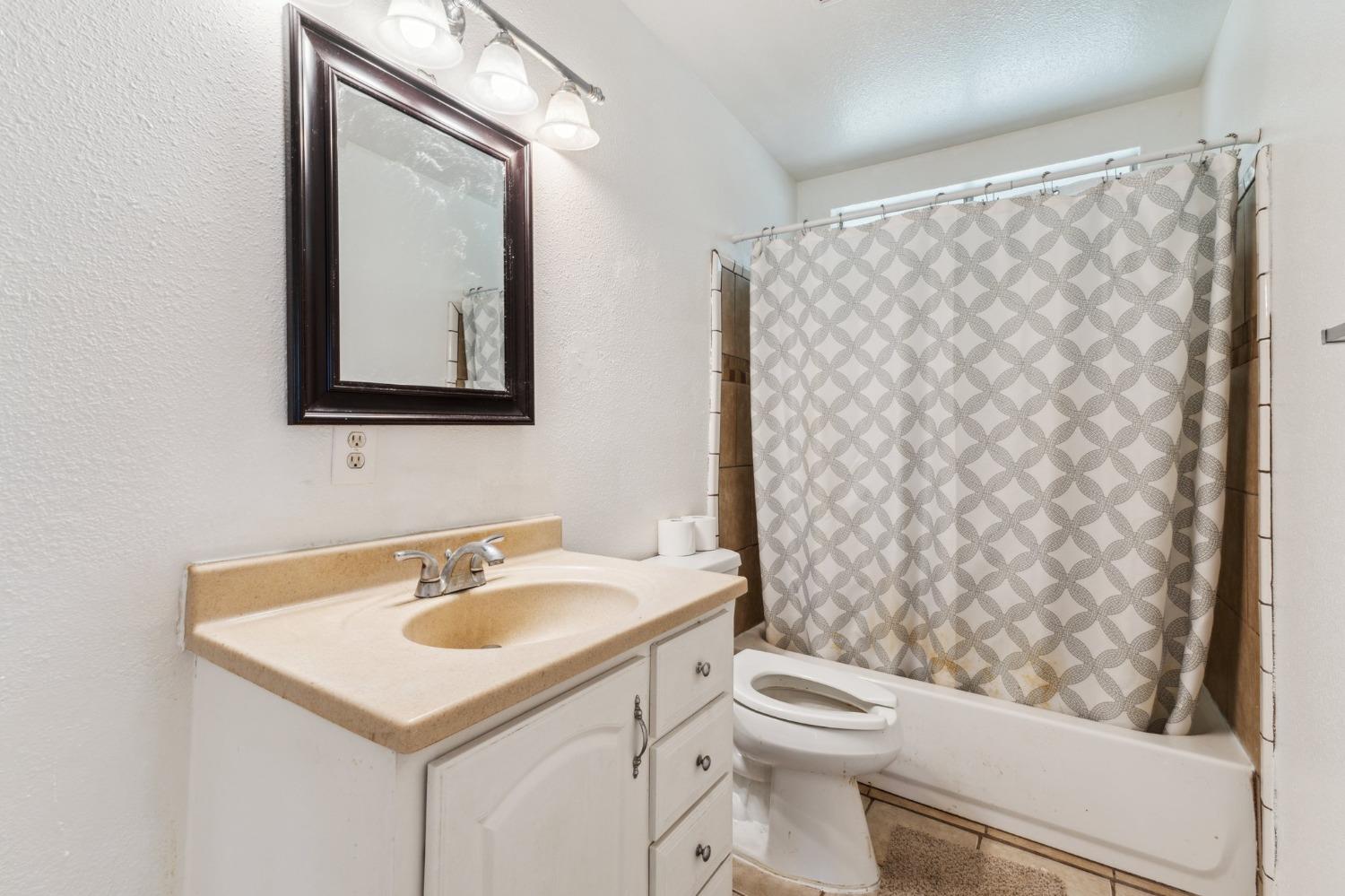 704 Rosehill Dr, Chowchilla, CA 93610