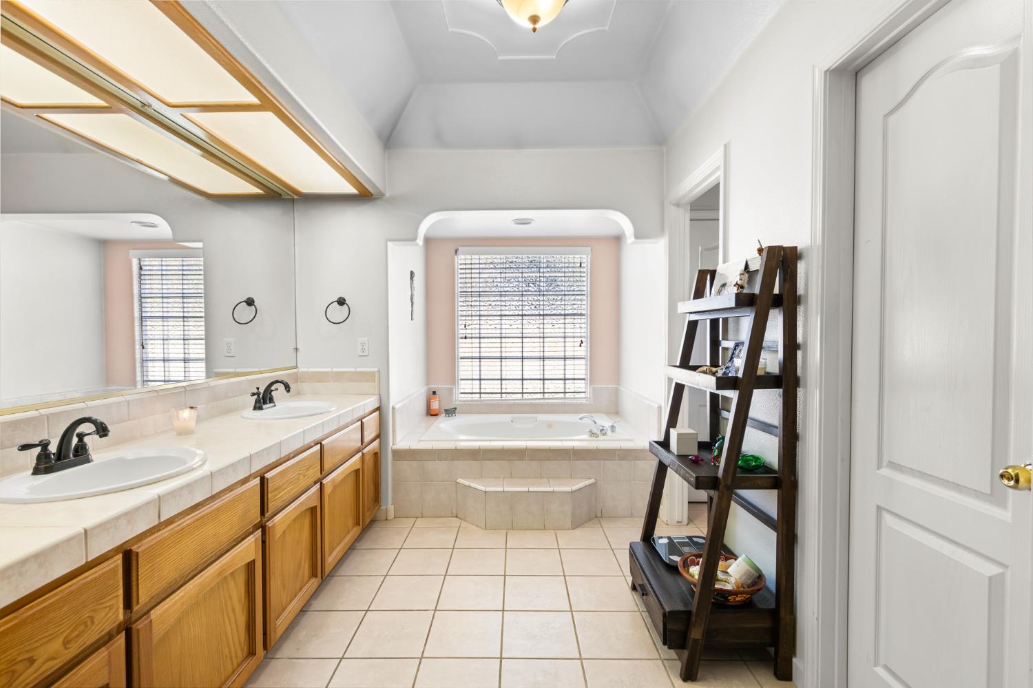 900 Michelle Ct, Chowchilla, CA 93610