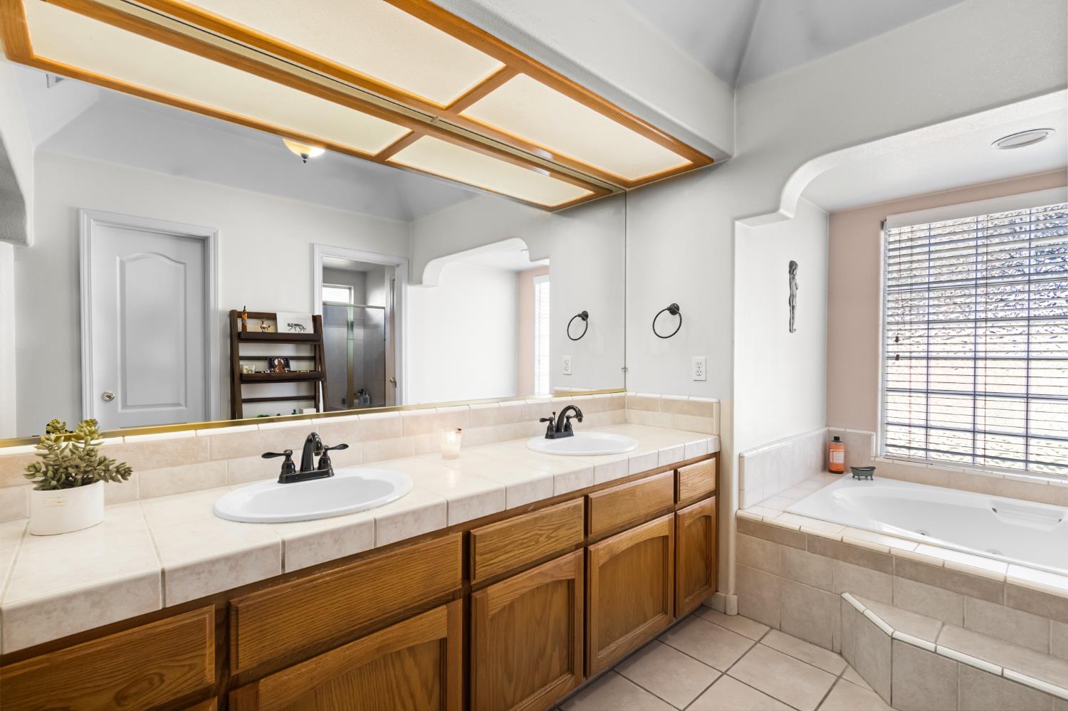 900 Michelle Ct, Chowchilla, CA 93610