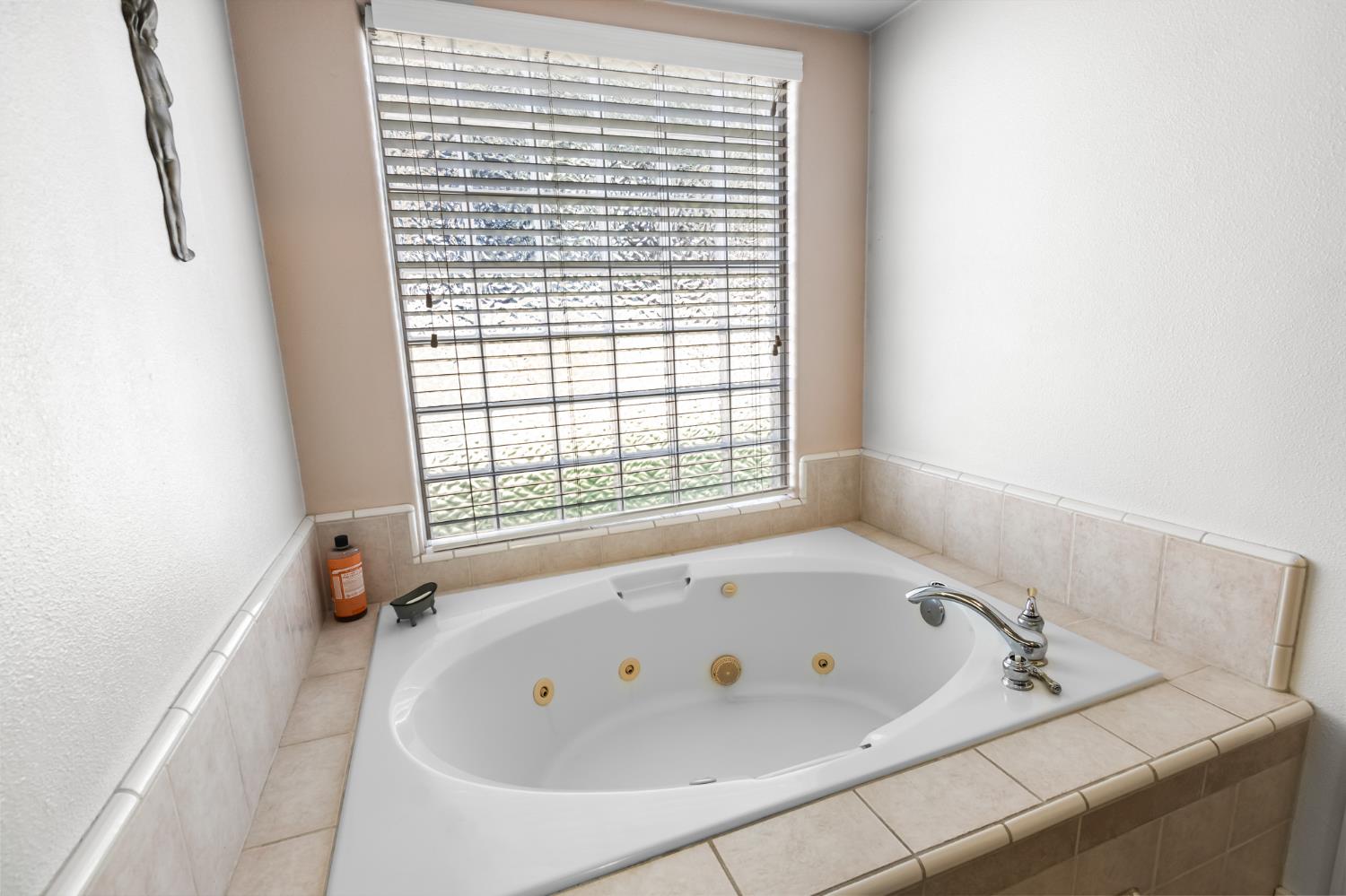 900 Michelle Ct, Chowchilla, CA 93610