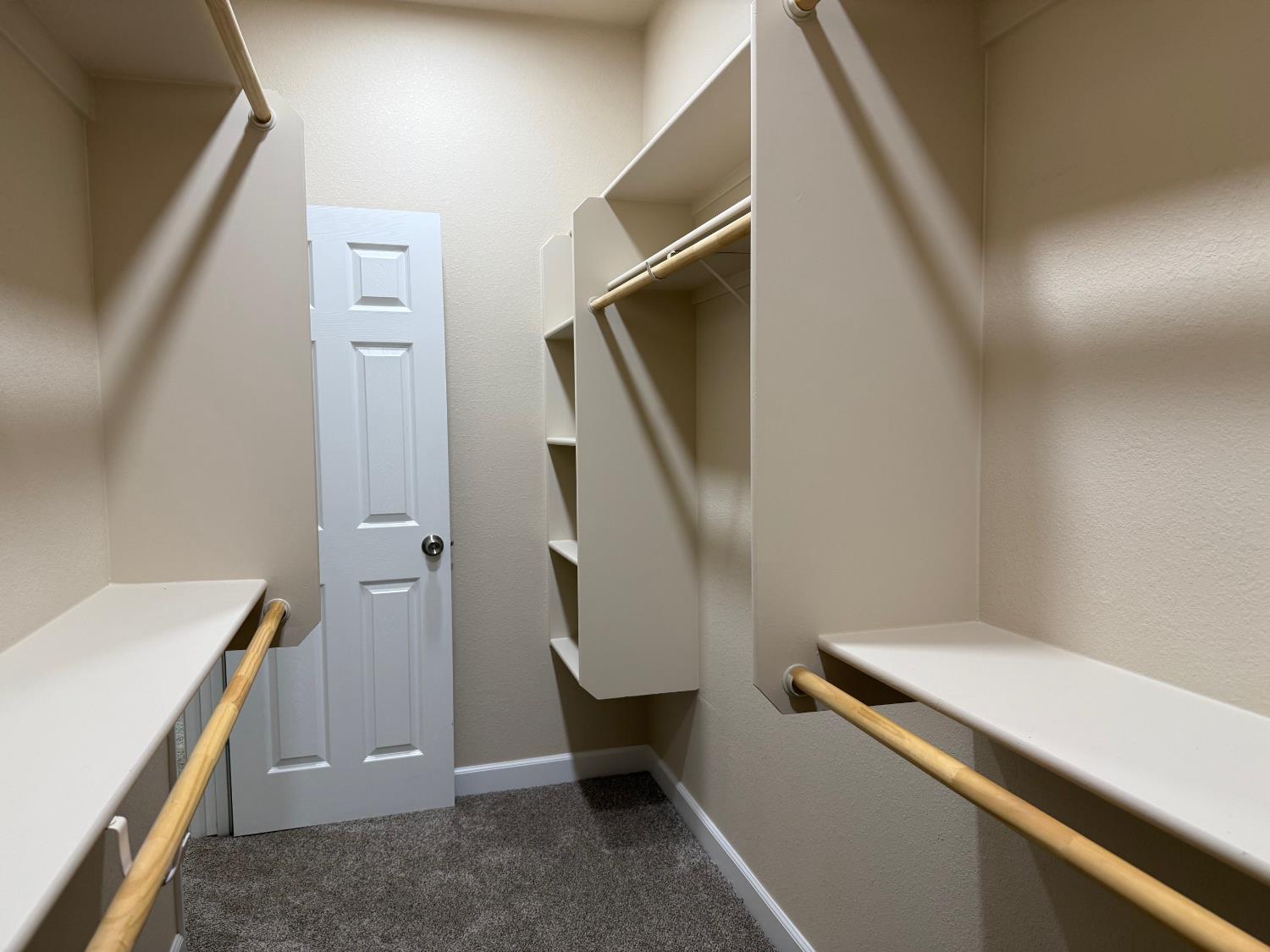 8230 Lake Shore Dr, Chowchilla, CA 93610