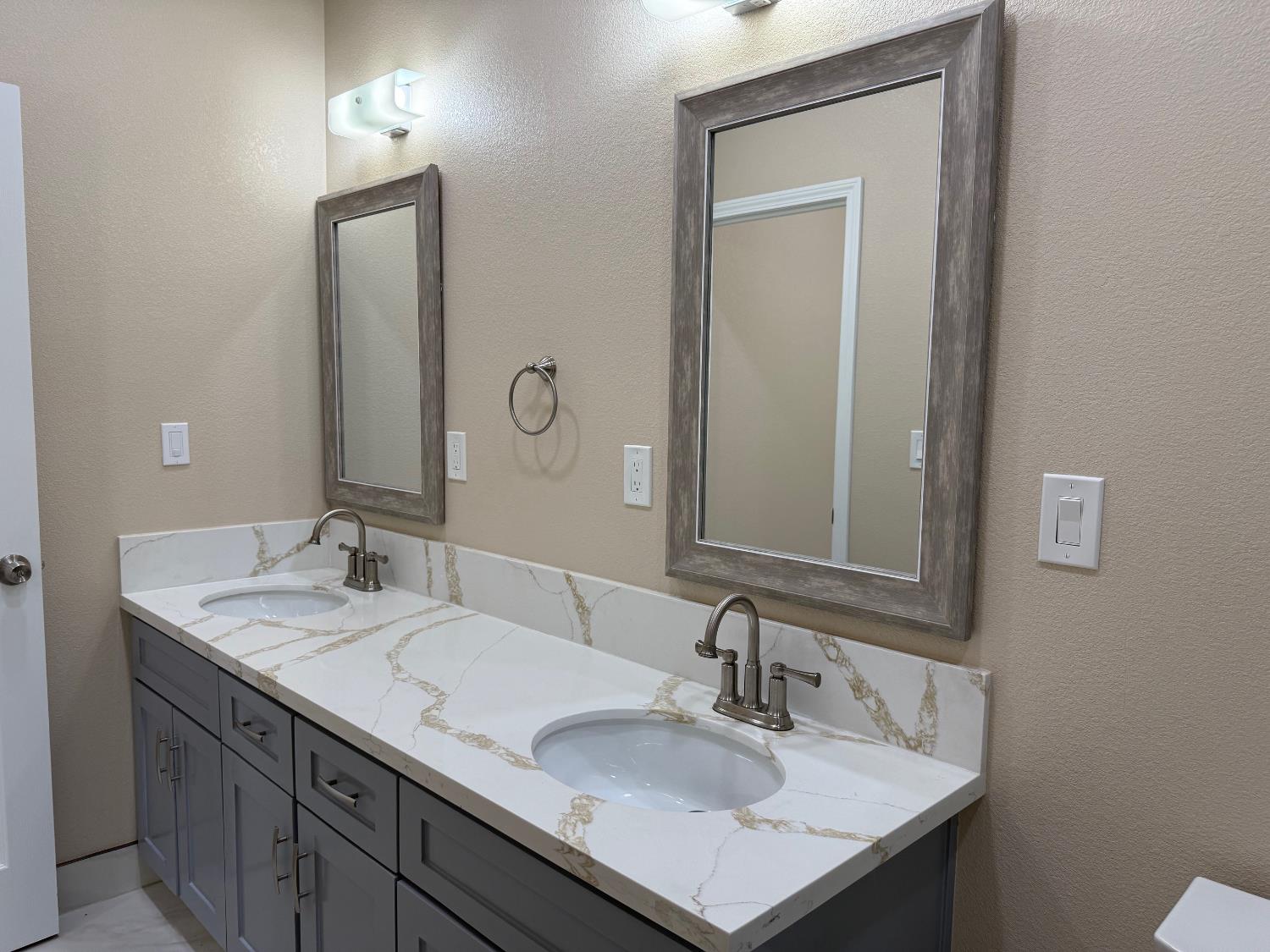 8230 Lake Shore Dr, Chowchilla, CA 93610