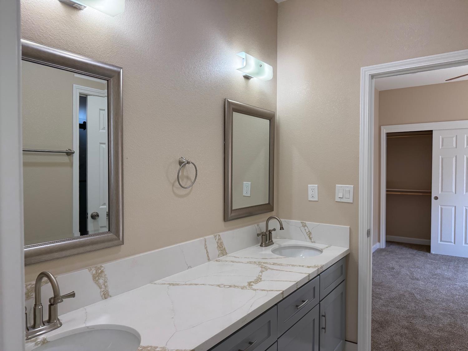 8230 Lake Shore Dr, Chowchilla, CA 93610