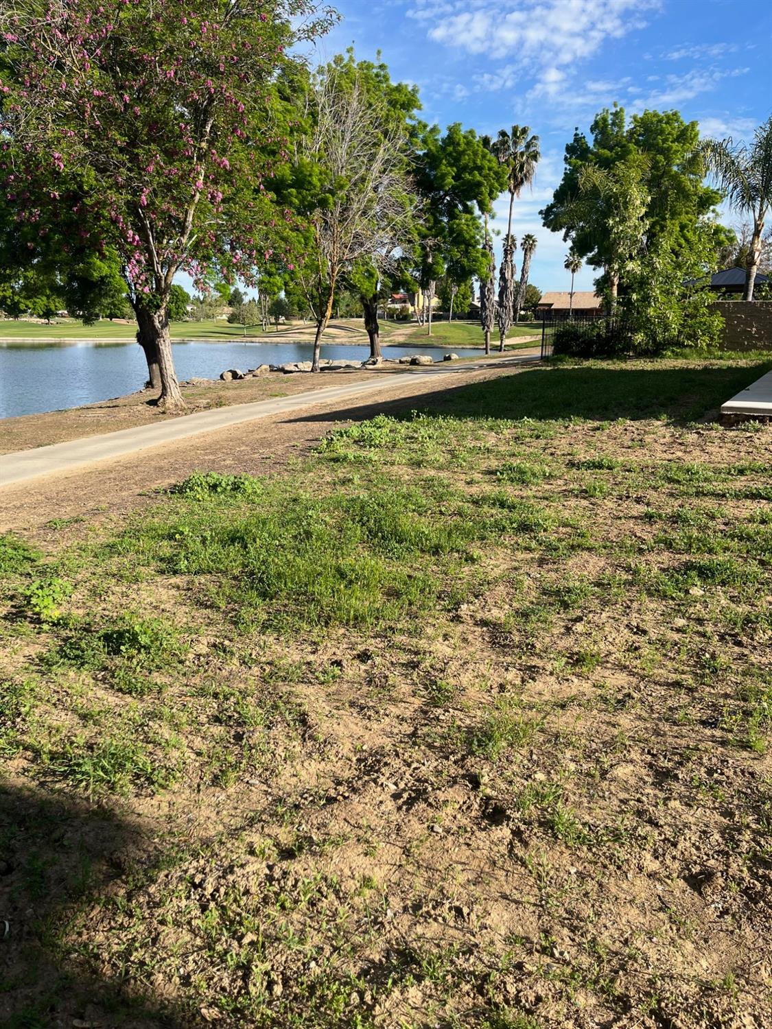 8230 Lake Shore Dr, Chowchilla, CA 93610