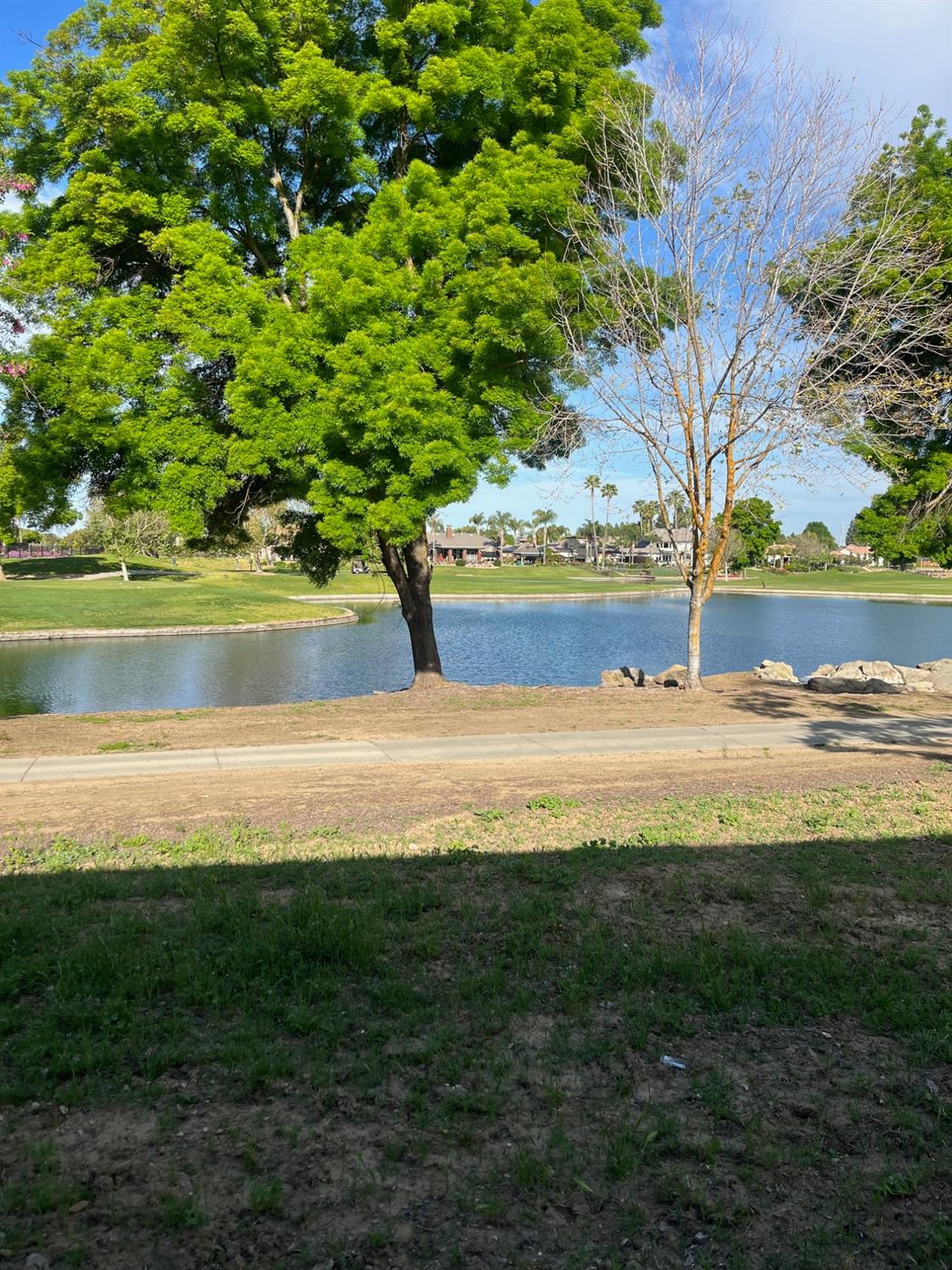 8230 Lake Shore Dr, Chowchilla, CA 93610